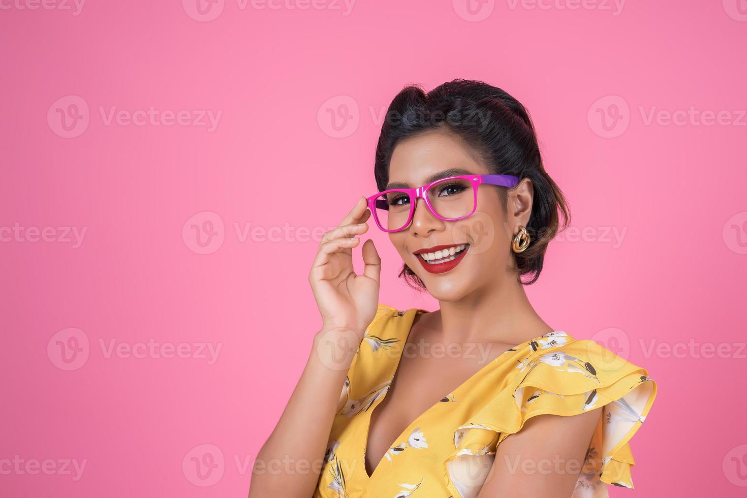 Portrait de femme à la mode avec des lunettes de soleil photo