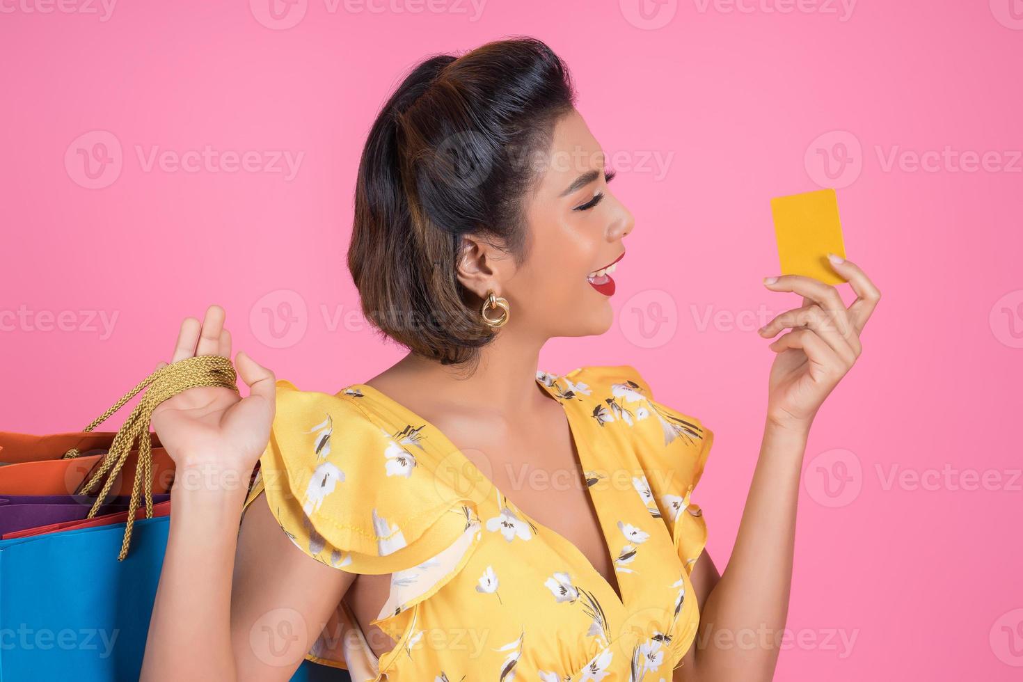 femme à la mode avec sac shopping et carte de crédit photo