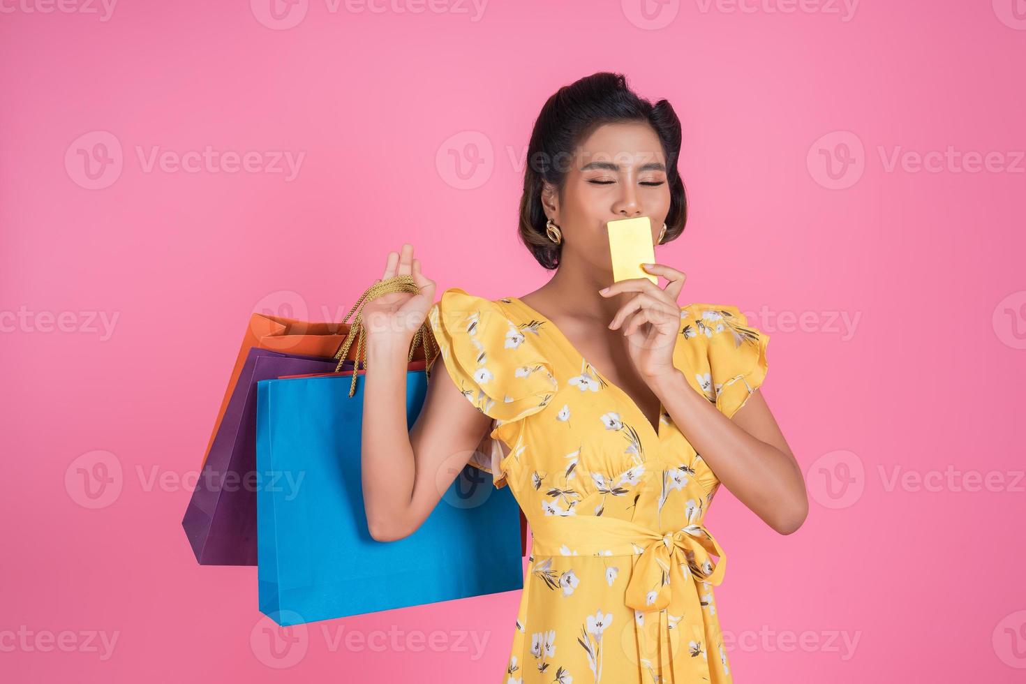 femme à la mode avec sac shopping et carte de crédit photo