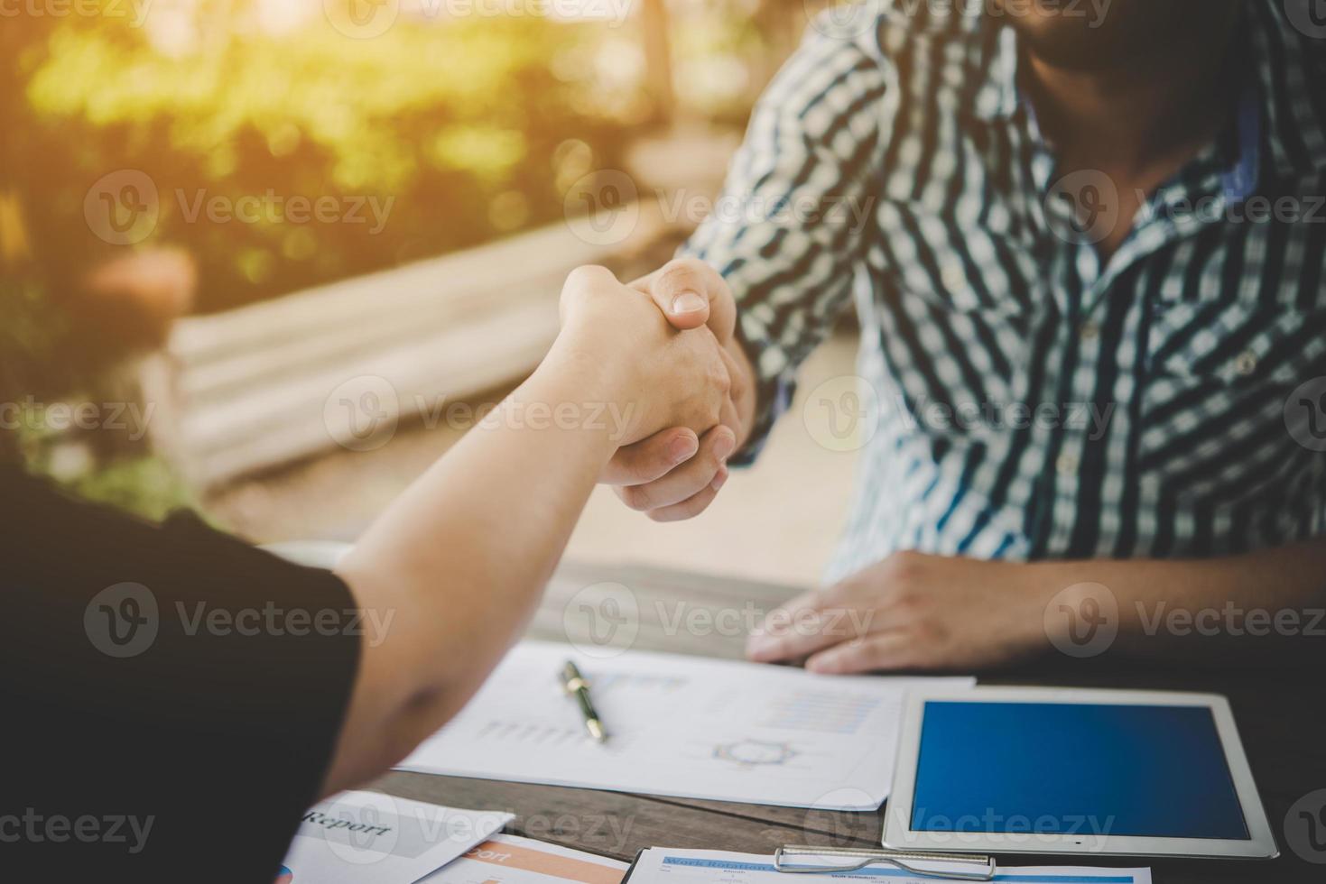 gros plan, de, deux, gens affaires, serrer main, quoique, séance, à, les, lieu travail photo