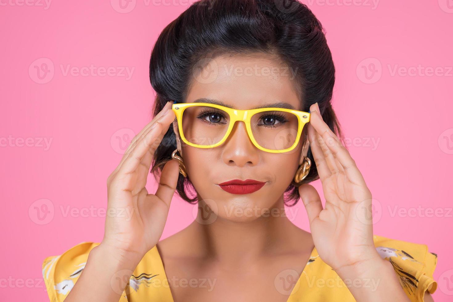 Portrait de femme à la mode avec des lunettes de soleil photo
