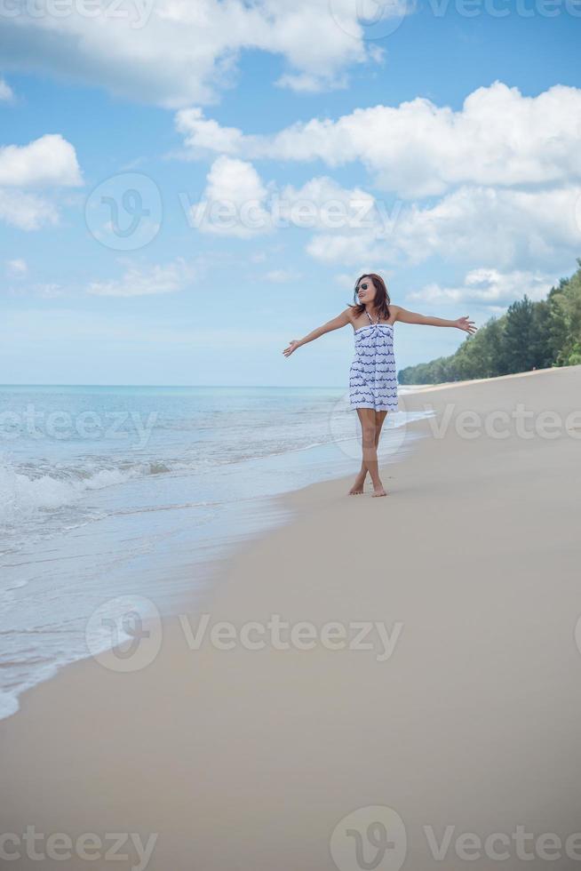 belle jeune femme heureuse profitant de la plage photo