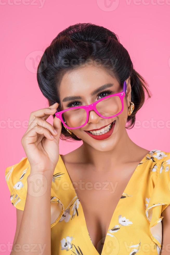 Portrait d'une femme à la mode avec des lunettes de soleil photo