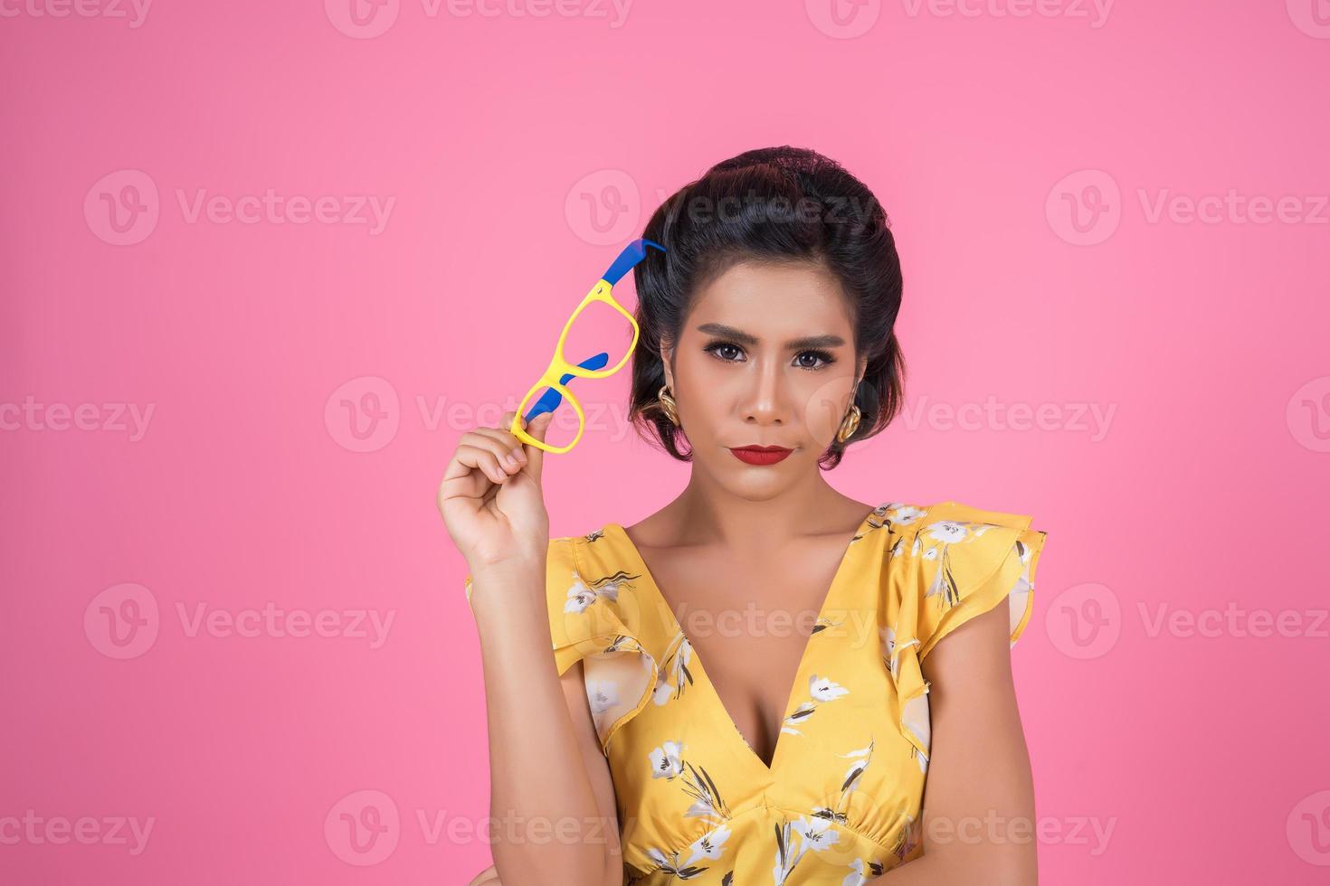 Portrait de femme à la mode avec des lunettes de soleil photo