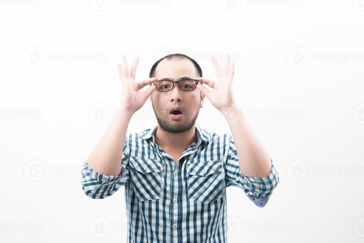 Portrait de jeune bel homme isolé sur fond blanc touchant ses lunettes photo