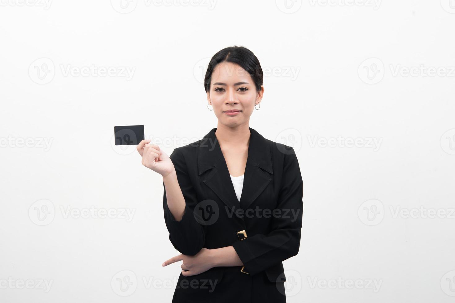 Portrait de jeune femme asiatique souriante tenant une carte de crédit vide photo