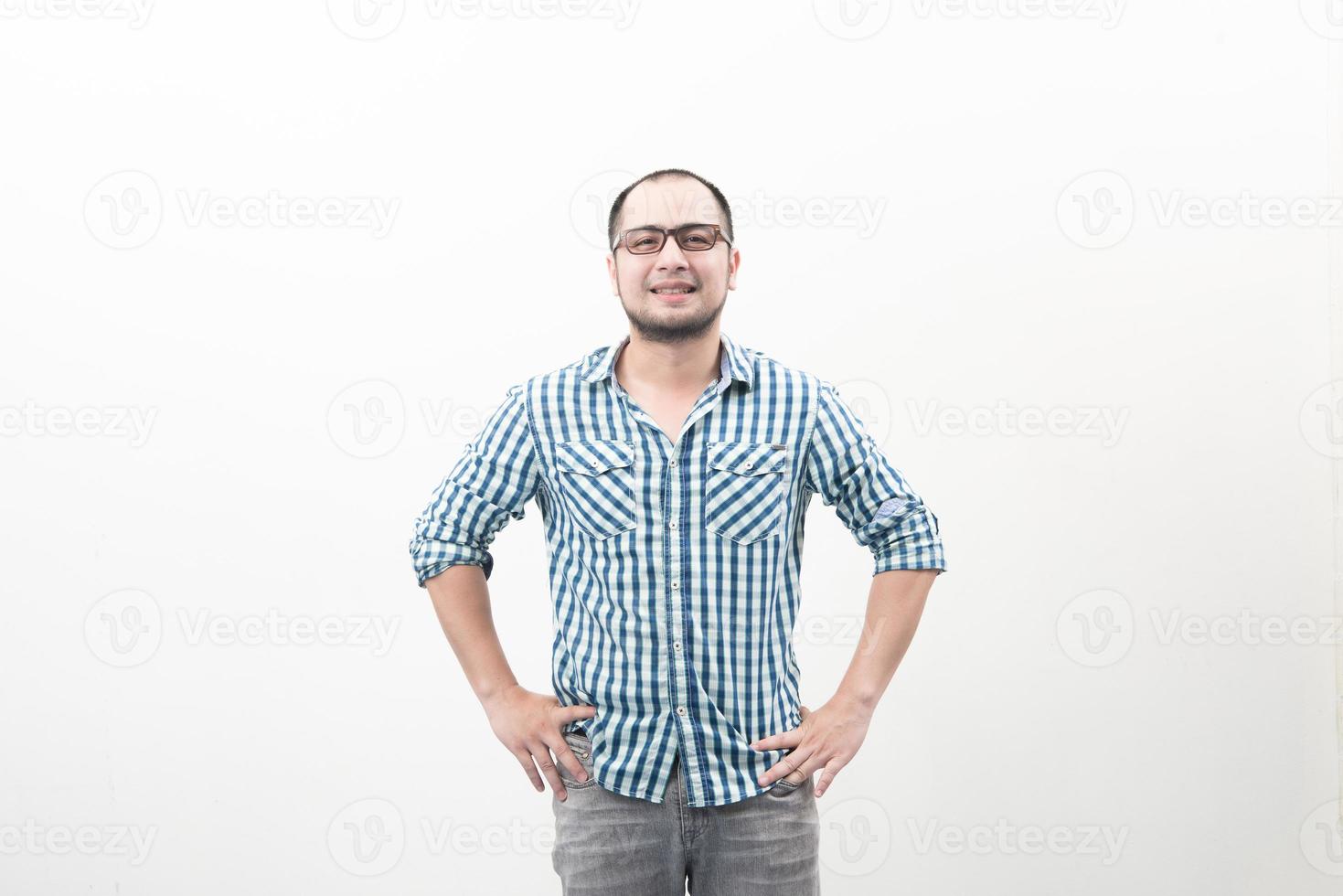 Bel homme asiatique heureux isolé sur fond blanc photo