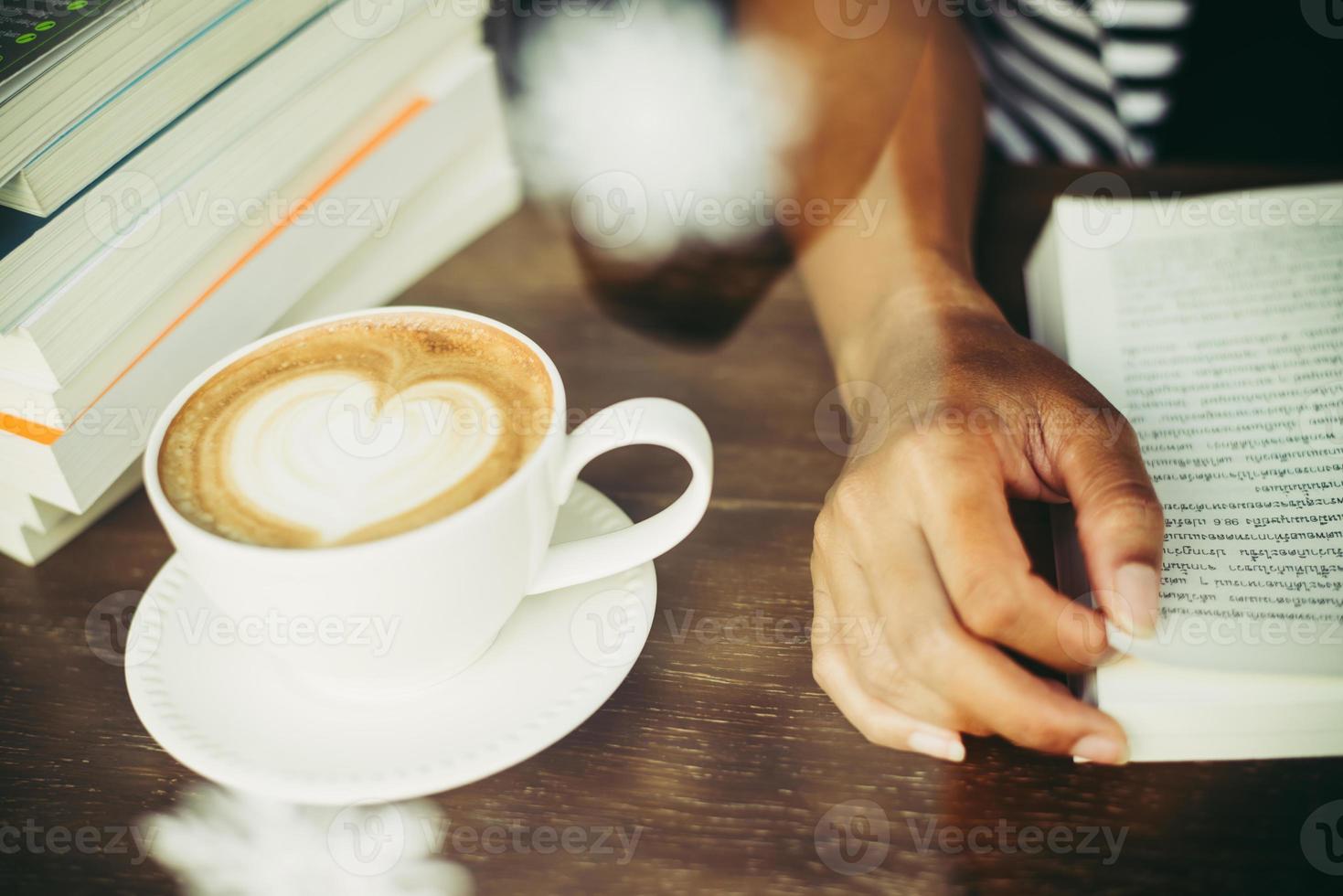 mains de femme se détendre avec du café au café photo