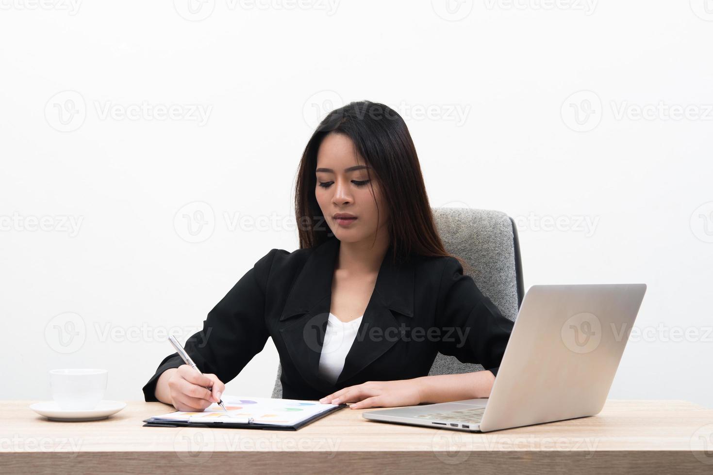 Jeune femme d'affaires asiatique avec ordinateur portable au bureau isolé sur fond blanc photo