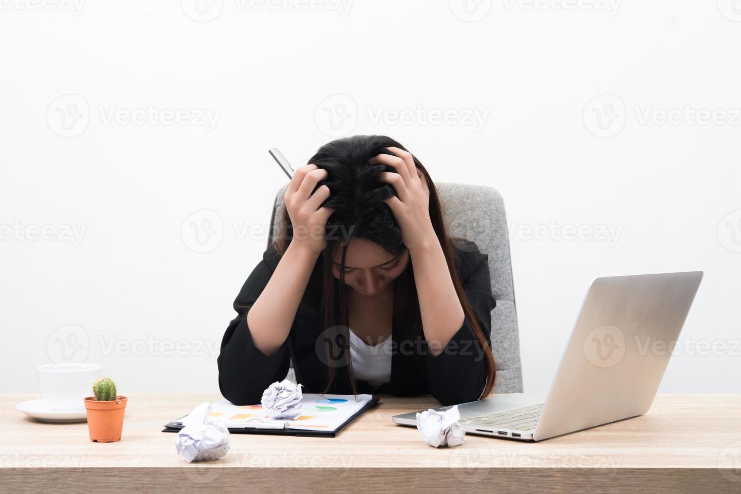 jeune femme d'affaires tient sa tête et a l'air stressant sur fond blanc photo