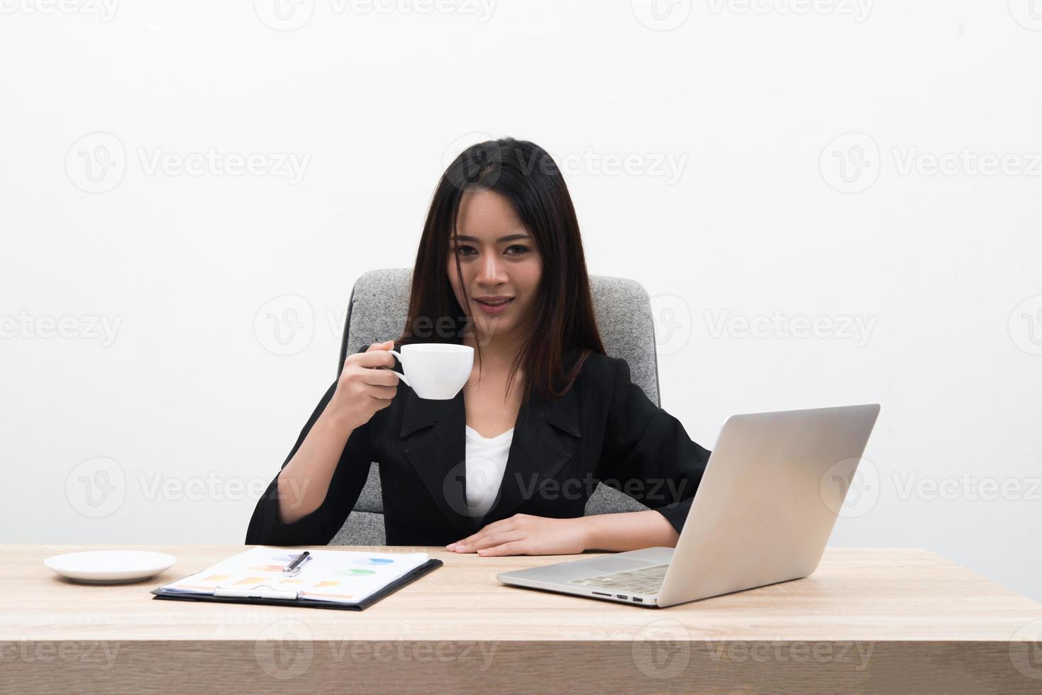 Jeune femme d'affaires asiatique avec ordinateur portable au bureau isolé sur fond blanc photo