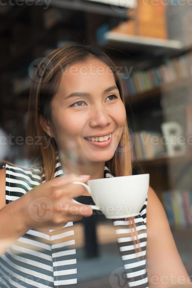 femme asiatique, délassant, à, café, café photo