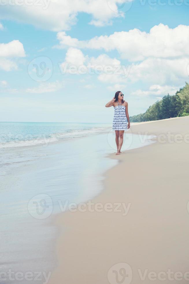 belle jeune femme heureuse profitant de la plage photo
