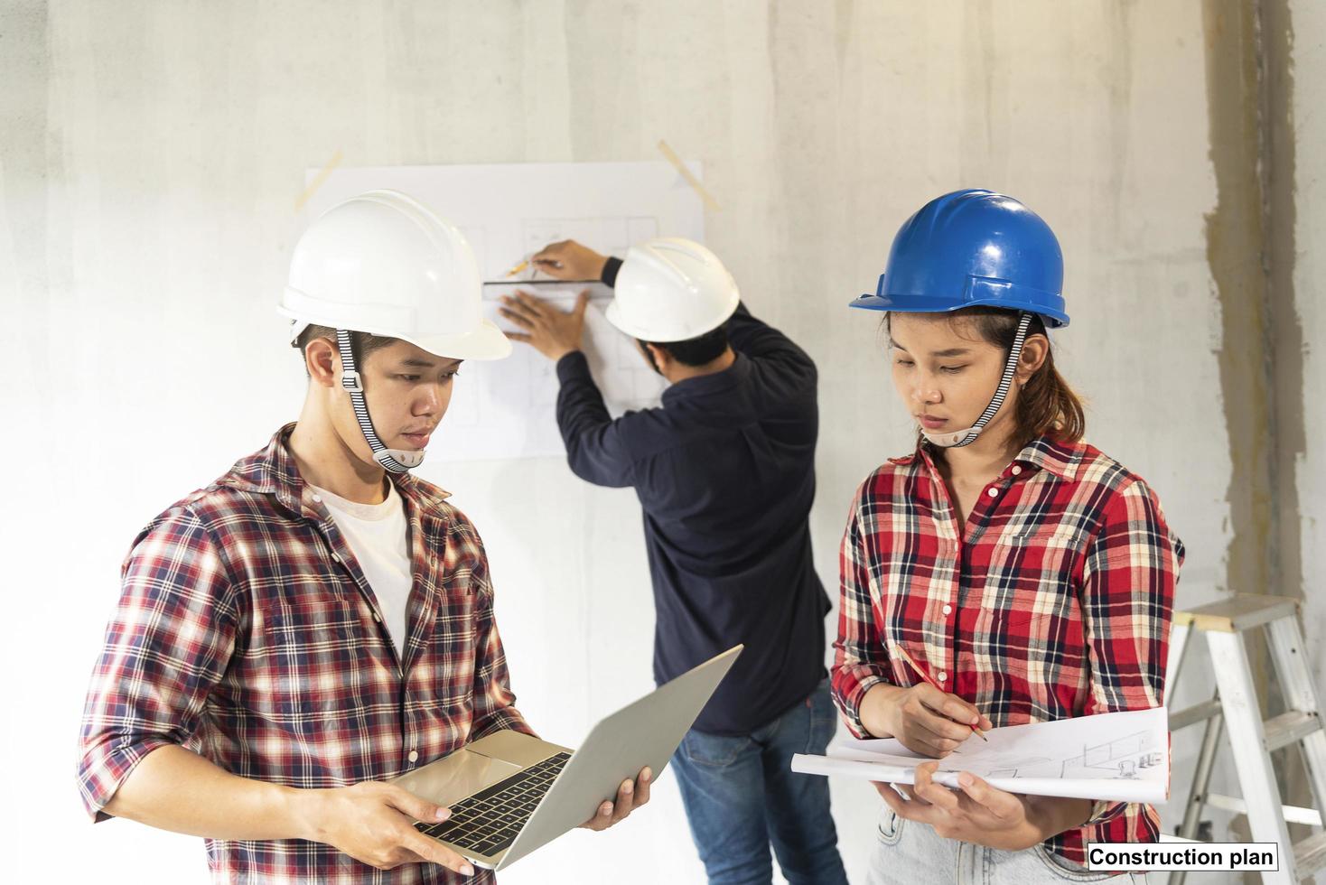 jeune ingénieur asiatique construisant une maison photo