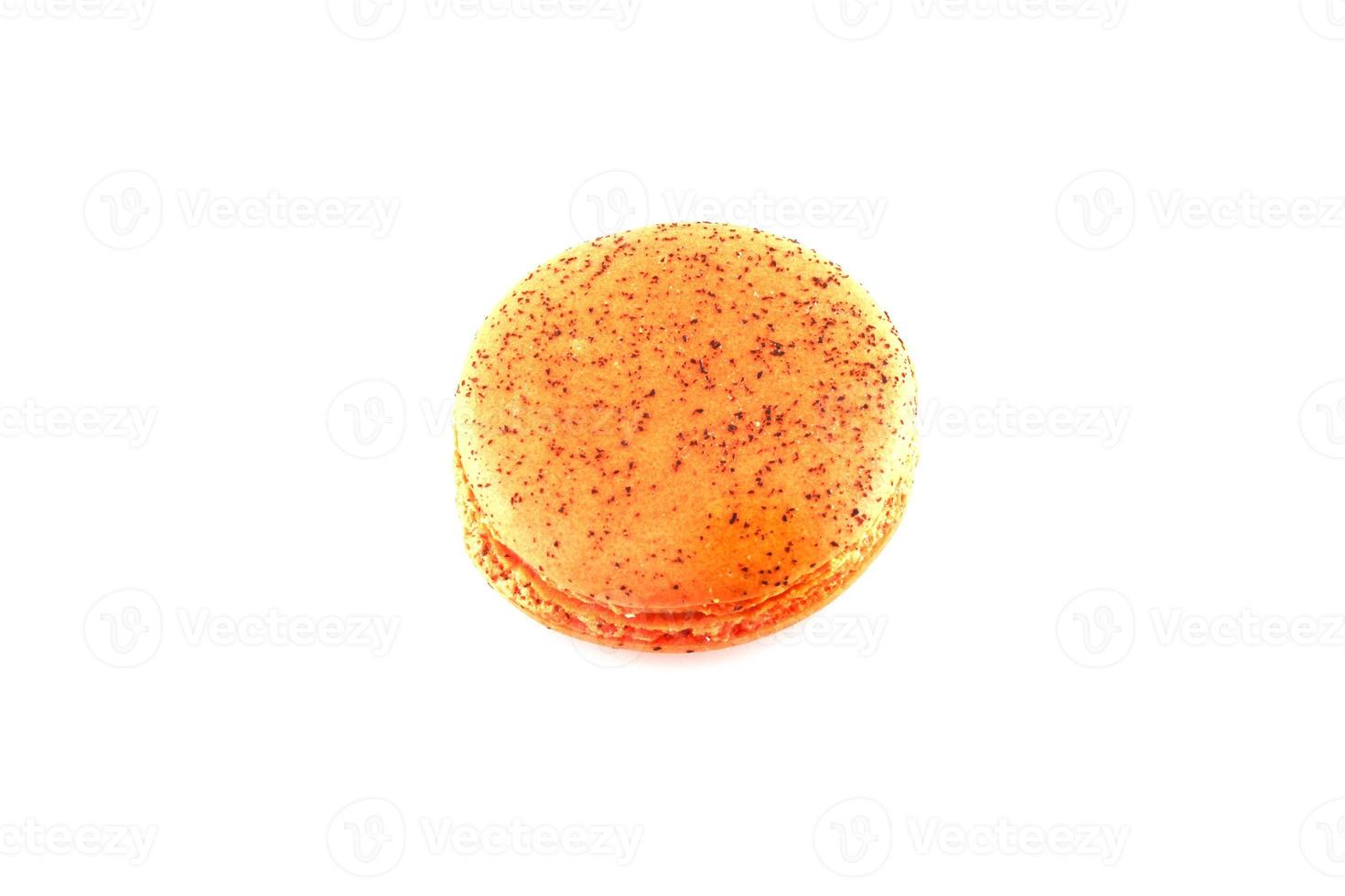 macaron orange isolé sur fond blanc photo