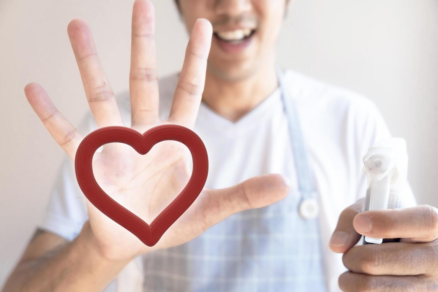 main de l'homme avec un coeur sur la paume photo