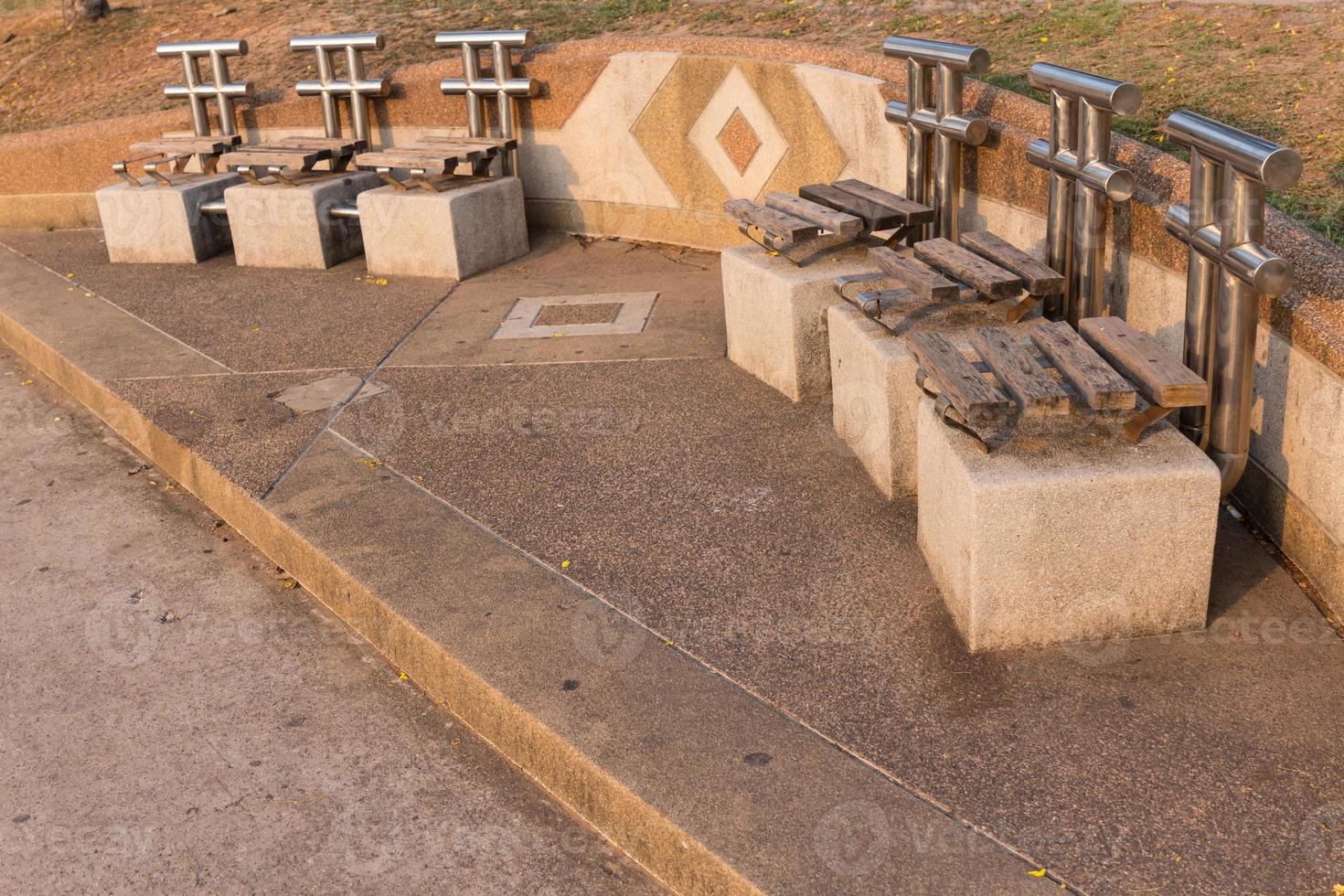 vieille chaise en bois dans le parc photo