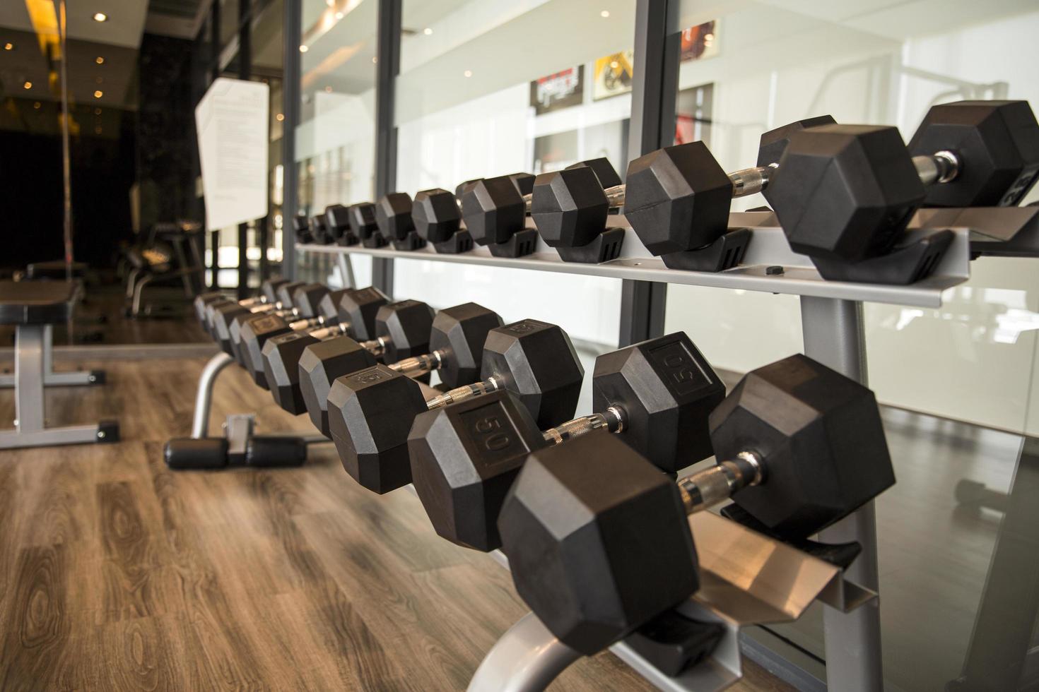 haltères dans un gymnase photo