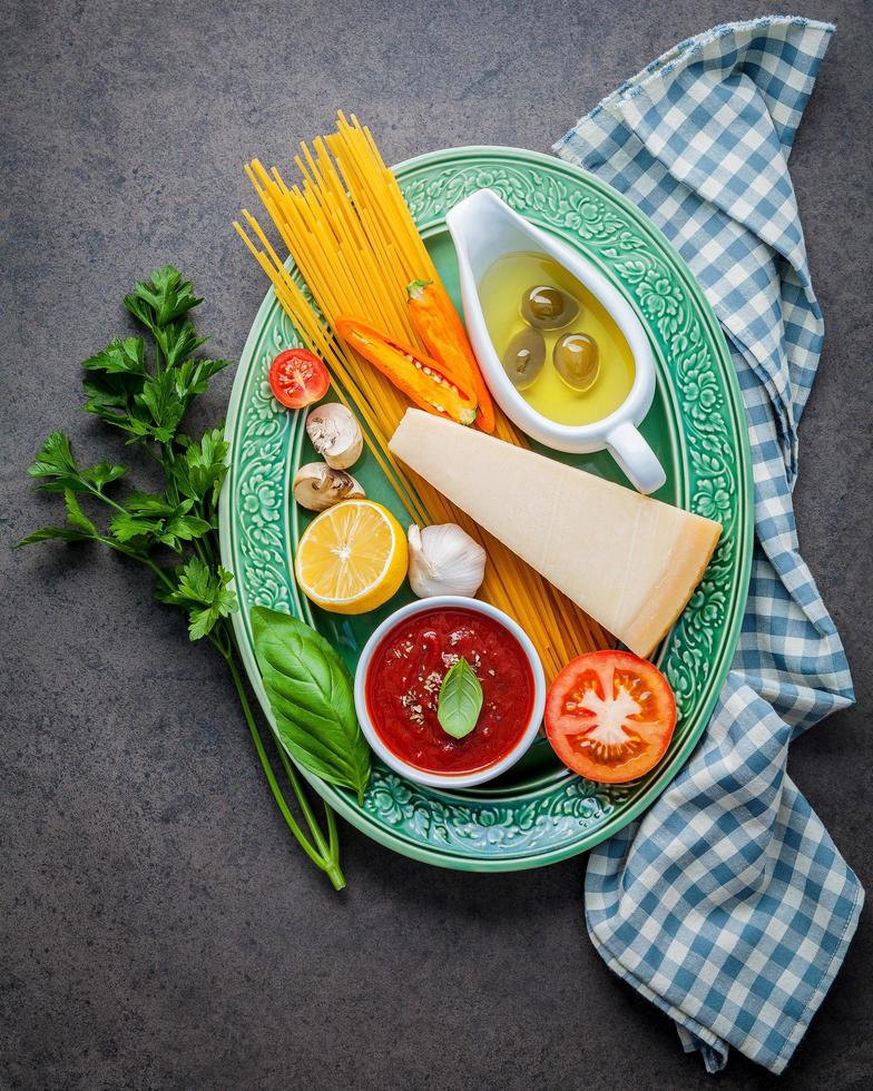 vue de dessus des ingrédients de spaghetti sur une assiette photo