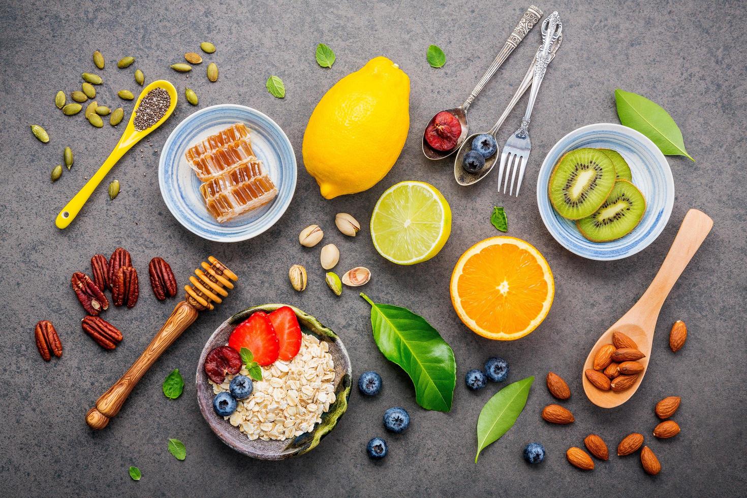 petit-déjeuner frais sur fond gris photo