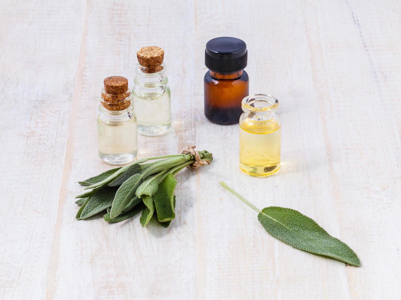 huile essentielle de sauge pour l'aromathérapie photo
