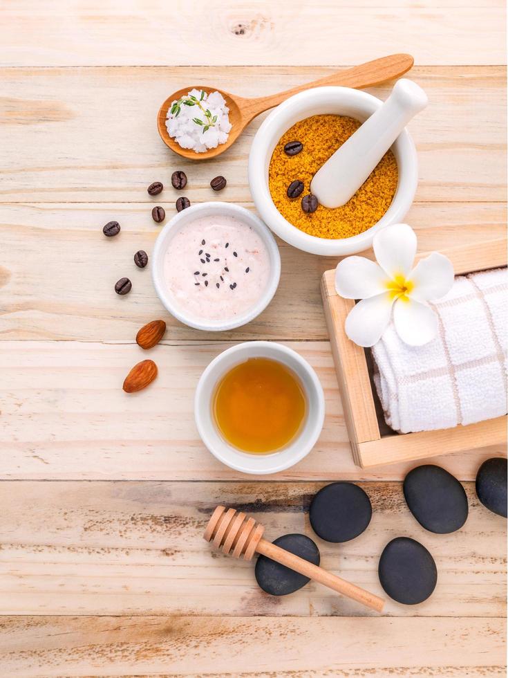 Vue de dessus d'un traitement spa à base de plantes sur bois clair photo