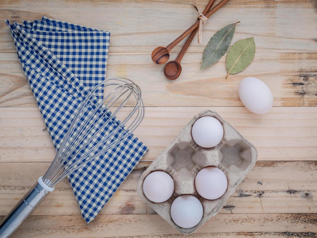 oeufs avec ustensiles de cuisine photo