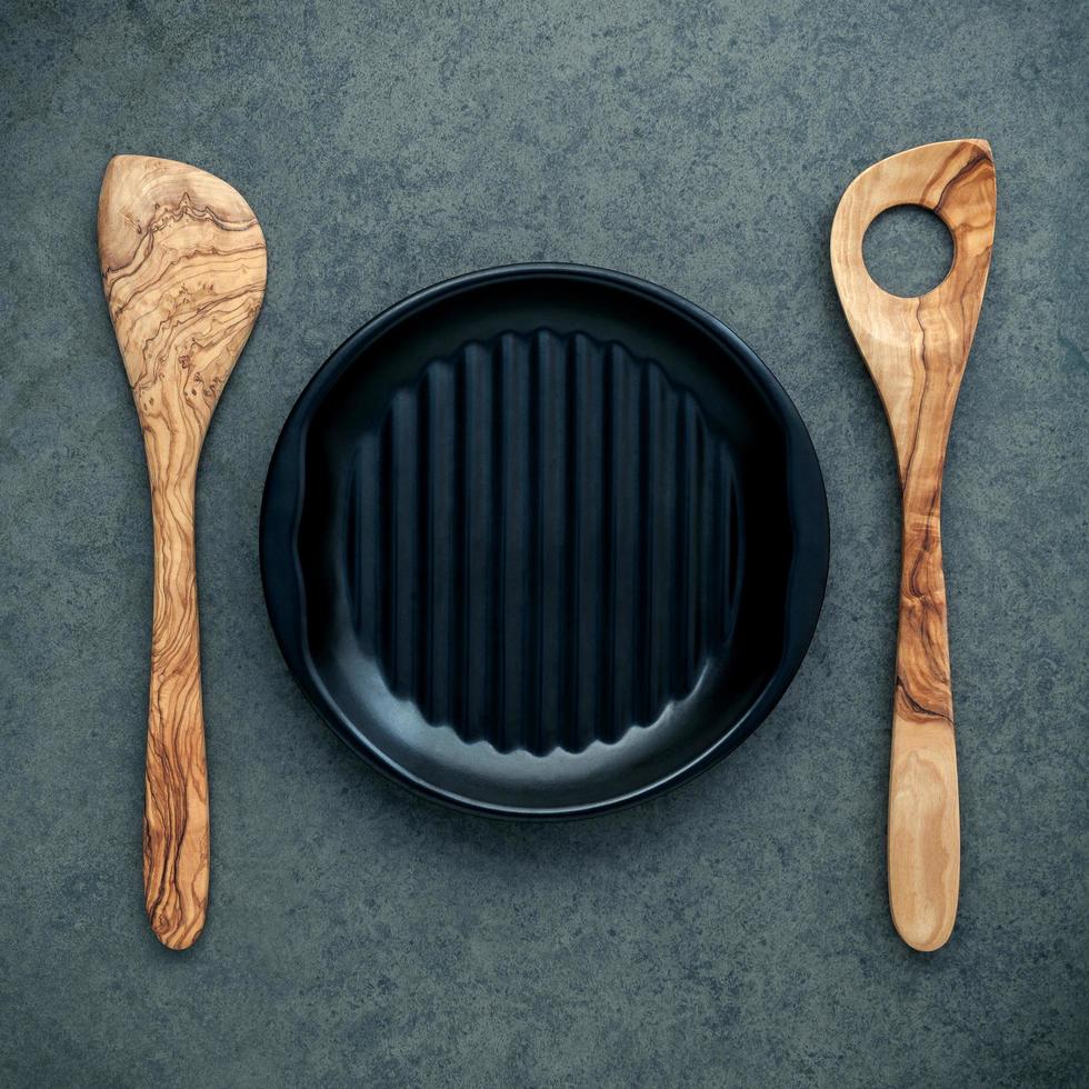 assiette et ustensiles de cuisine en bois photo