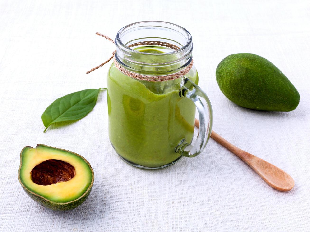 Smoothie à l'avocat sur un fond blanc minable photo