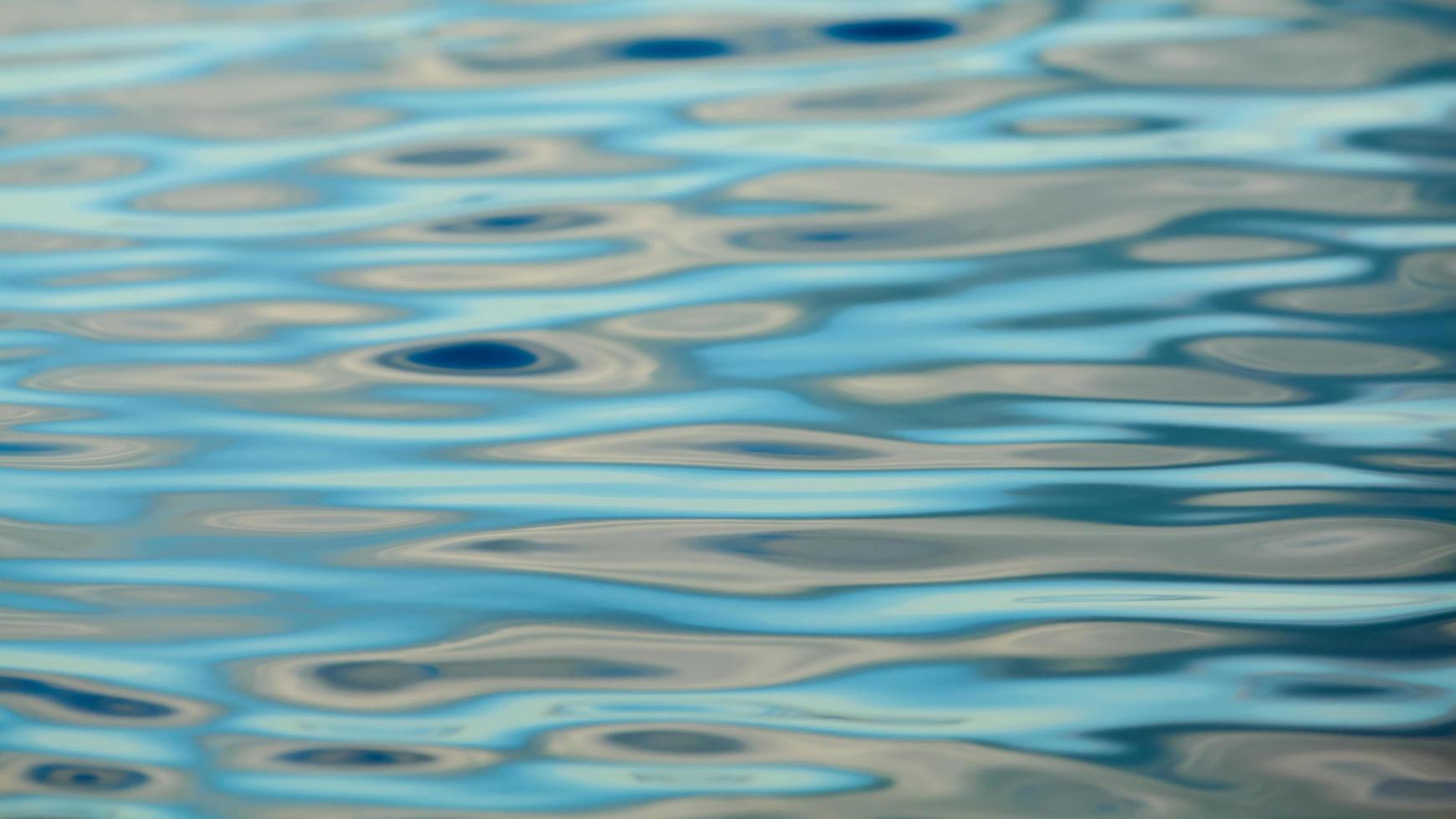 ondulations de l'eau bleue photo