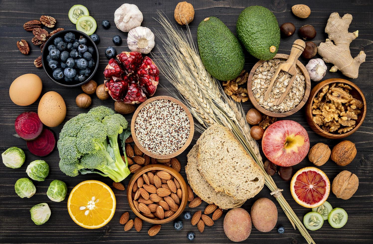 vue de dessus des aliments sains sur un fond de bois foncé photo