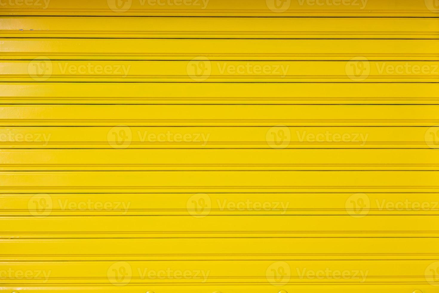 le Contexte de le métal mur est peint Jaune à utilisation comme une magasin mur et décoré avec brillant Jaune à faire le espace Regardez brillant et pouvez aussi être utilisé comme un zone pour texte espace pour publicité. photo