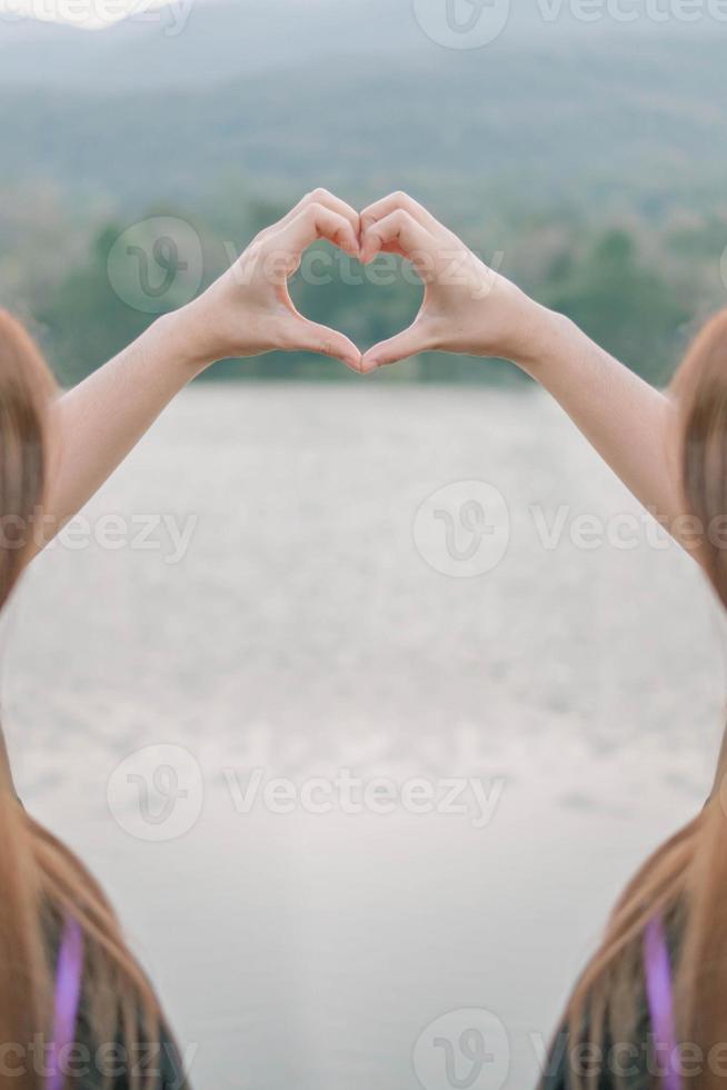 Masculin et femelle couple montrant leur mains en haut à forme cœur symbole à spectacle relation amicale l'amour et la gentillesse car cœur est symbole de l'amour. Masculin et femelle couple montrant leur l'amour avec cœur symbole photo