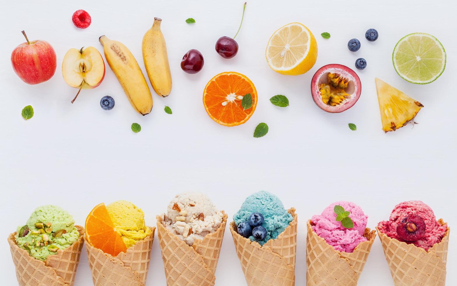 vue de dessus des fruits frais et de la crème glacée photo