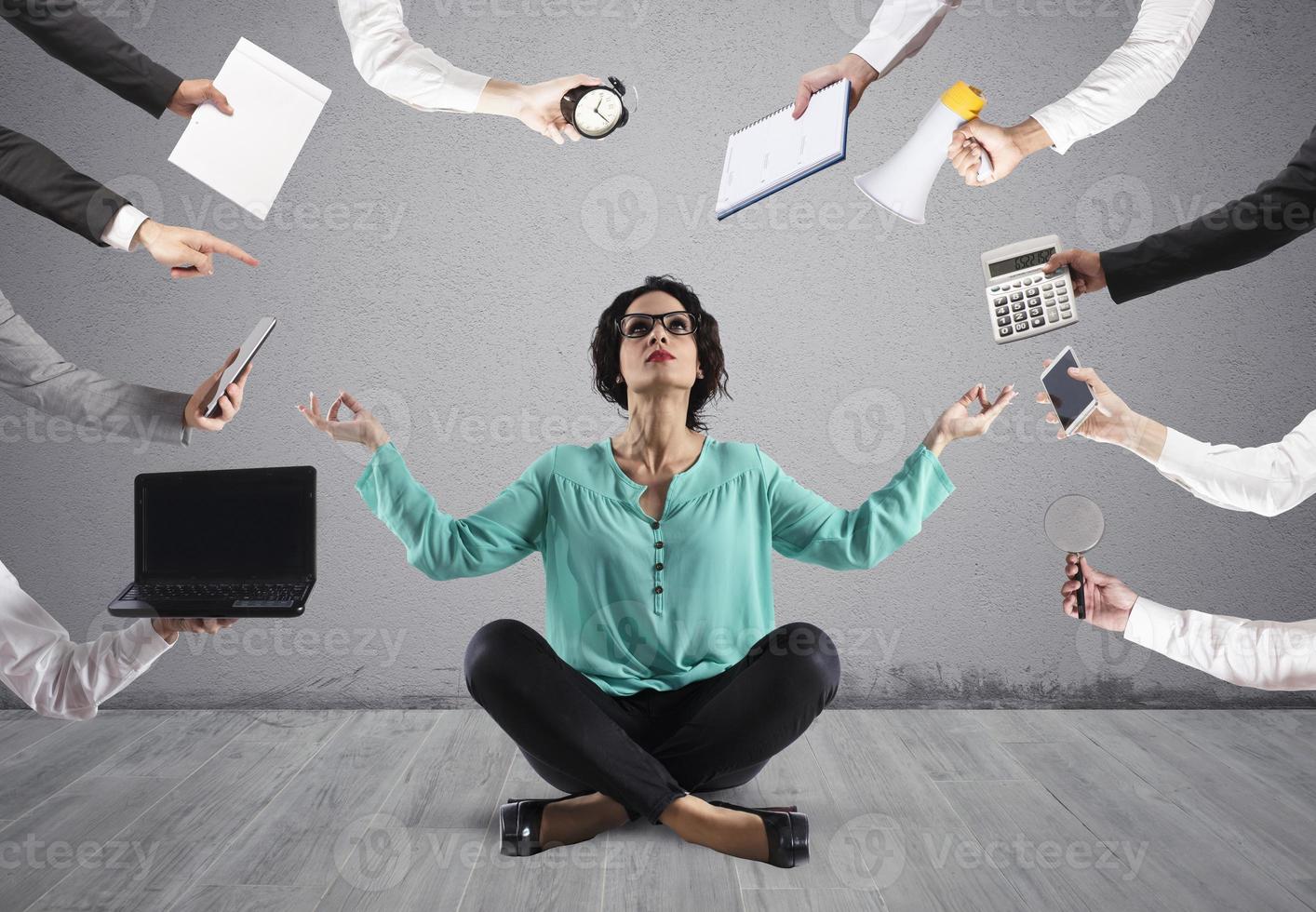 femme d'affaires essaie à garder calme avec yoga dû à stress et surmenage à wok photo