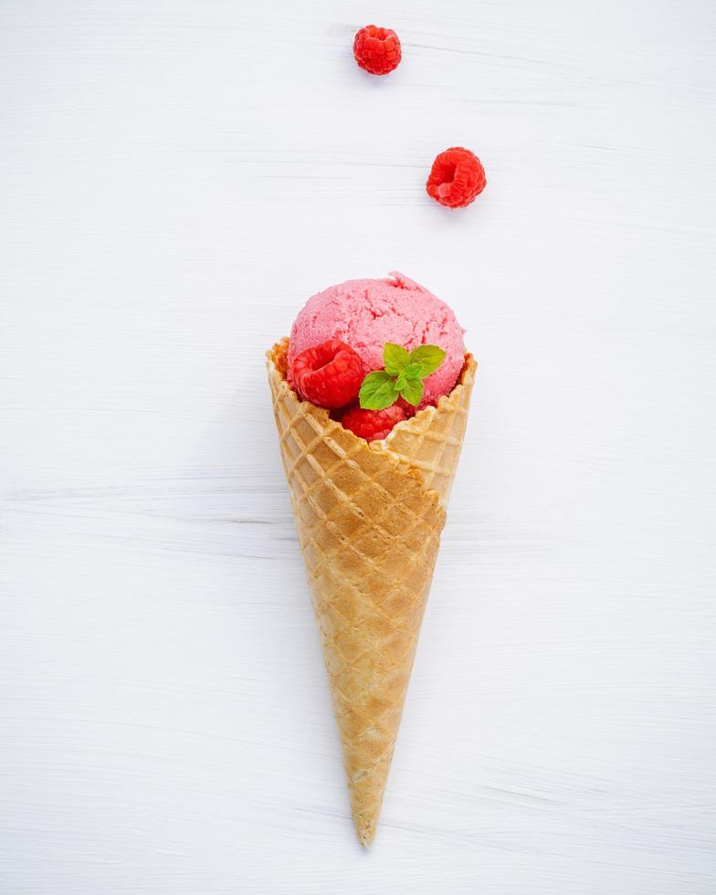 glace à la framboise dans un cornet photo