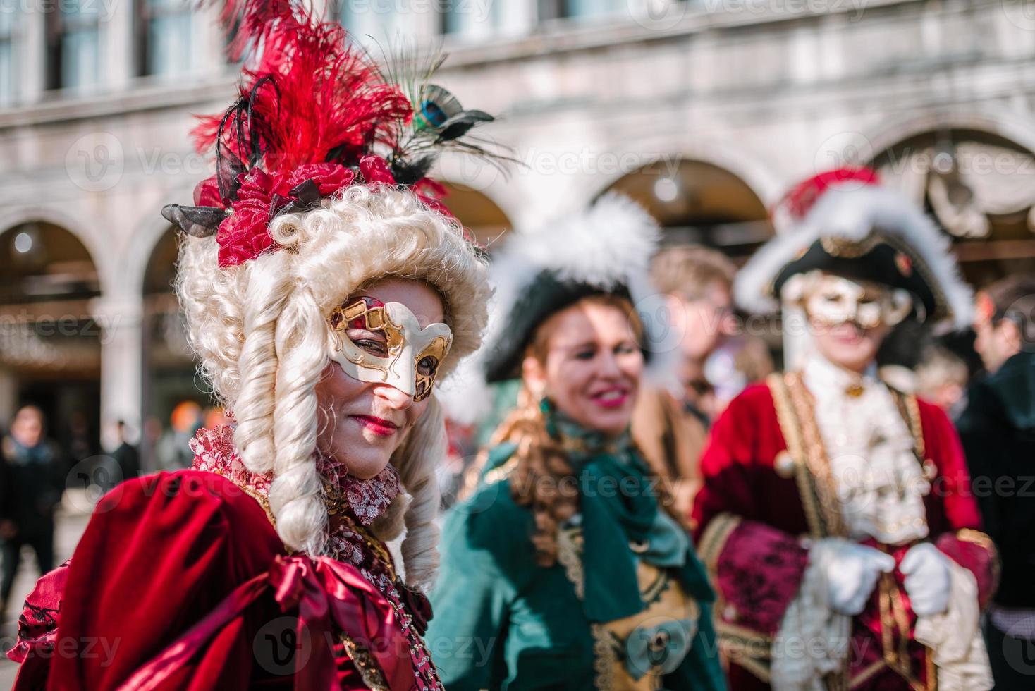 carnaval dans Venise avec typique personnages de le festivité sur février 2017 photo