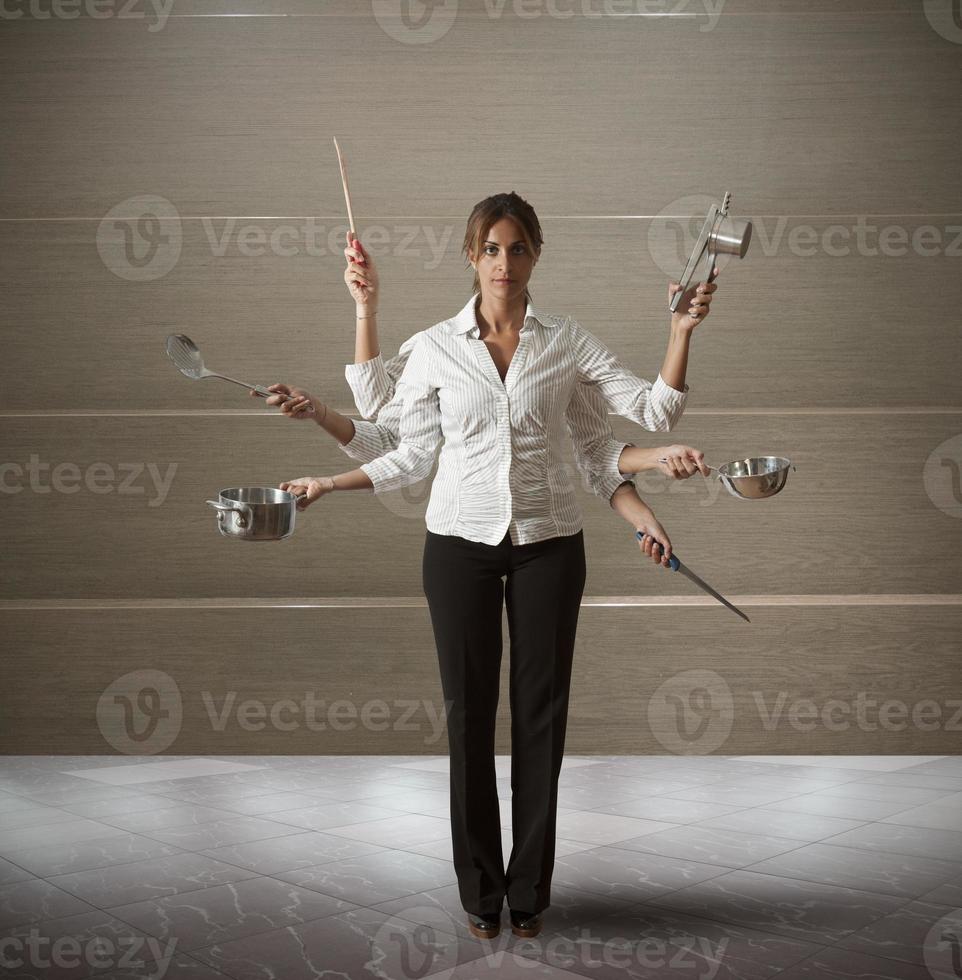 multitâche femme dans cuisine photo