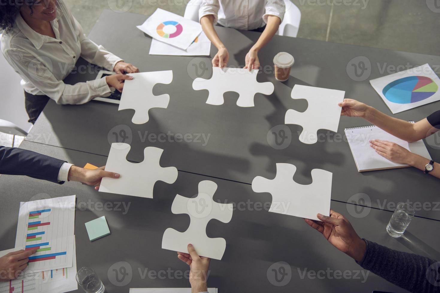 travail en équipe de les partenaires. concept de l'intégration et Commencez avec puzzle pièces photo