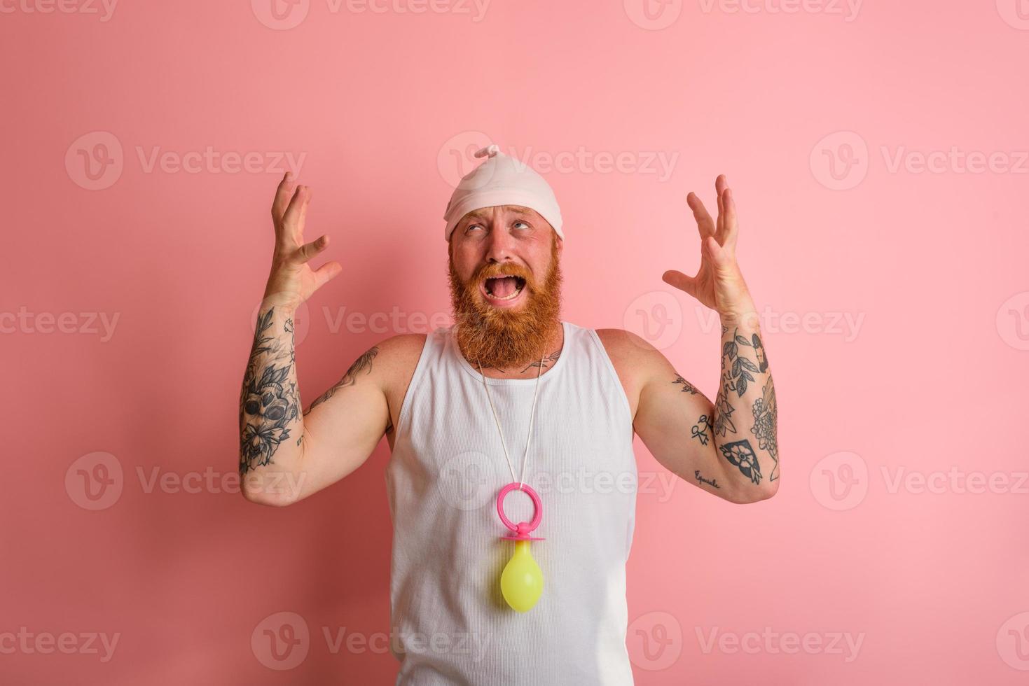 cri homme avec barbe et tatouages actes comme une petit nouveau née photo