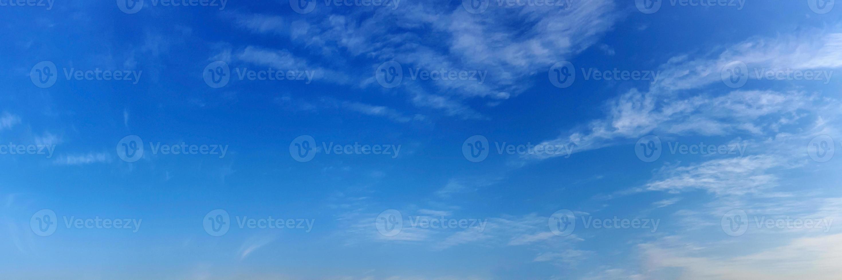 nuages par une journée ensoleillée photo