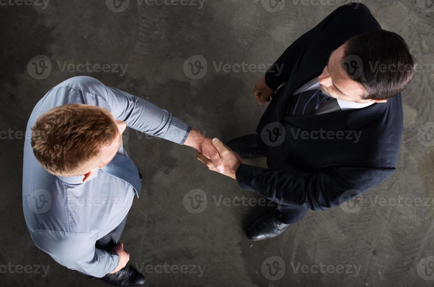 poignée de main affaires la personne dans bureau. concept de travail en équipe et Partenariat photo