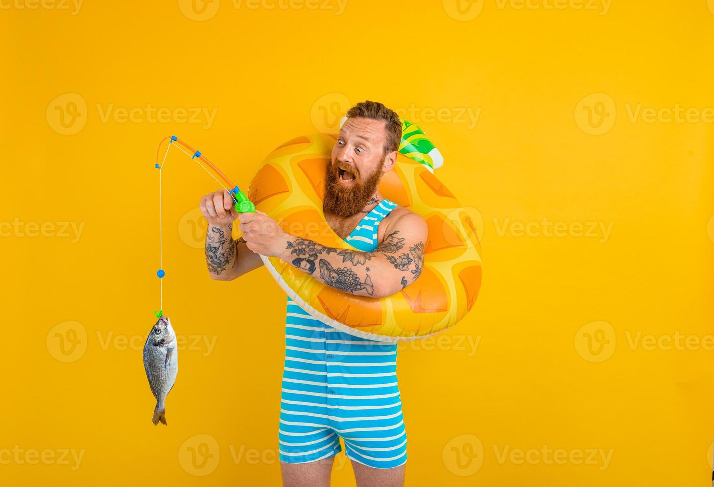 homme avec barbe et gonflable Donut captures poisson photo