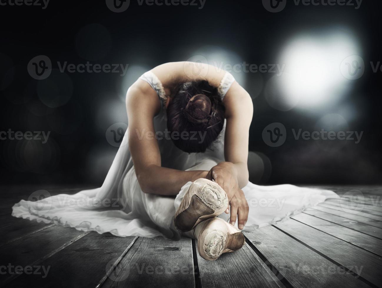 classique Danseur élongation sur une étape de théâtre photo