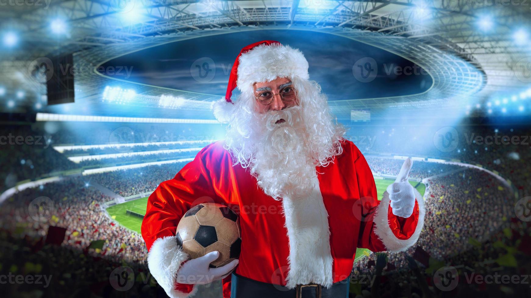 positif Père Noël claus avec Football Balle dans main photo