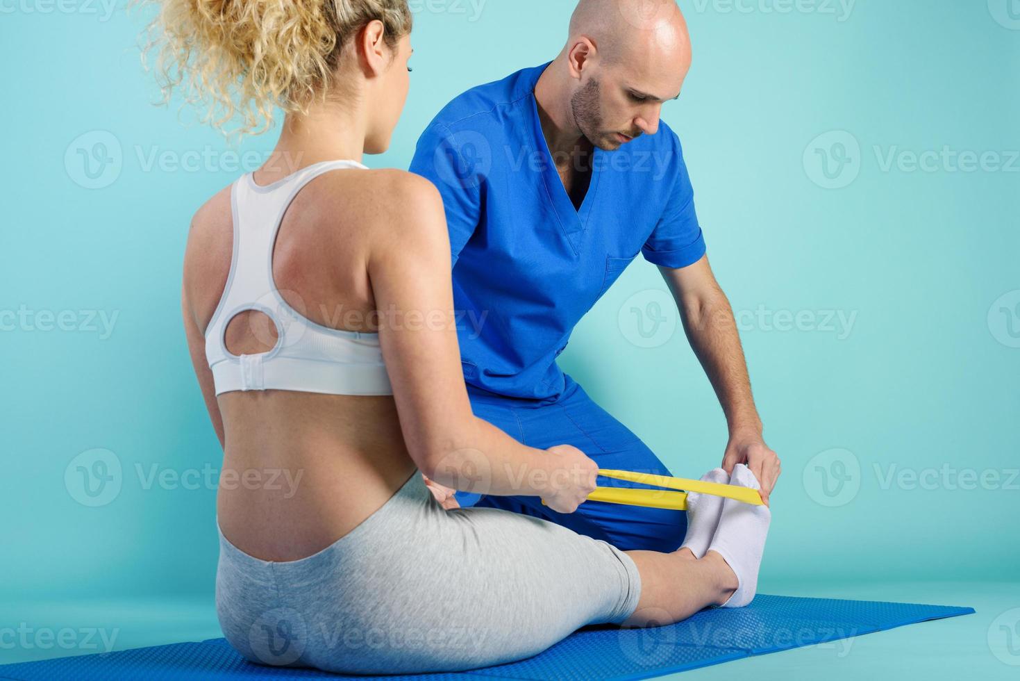 fille effectue des exercices avec une physiothérapeute. cyan Contexte photo