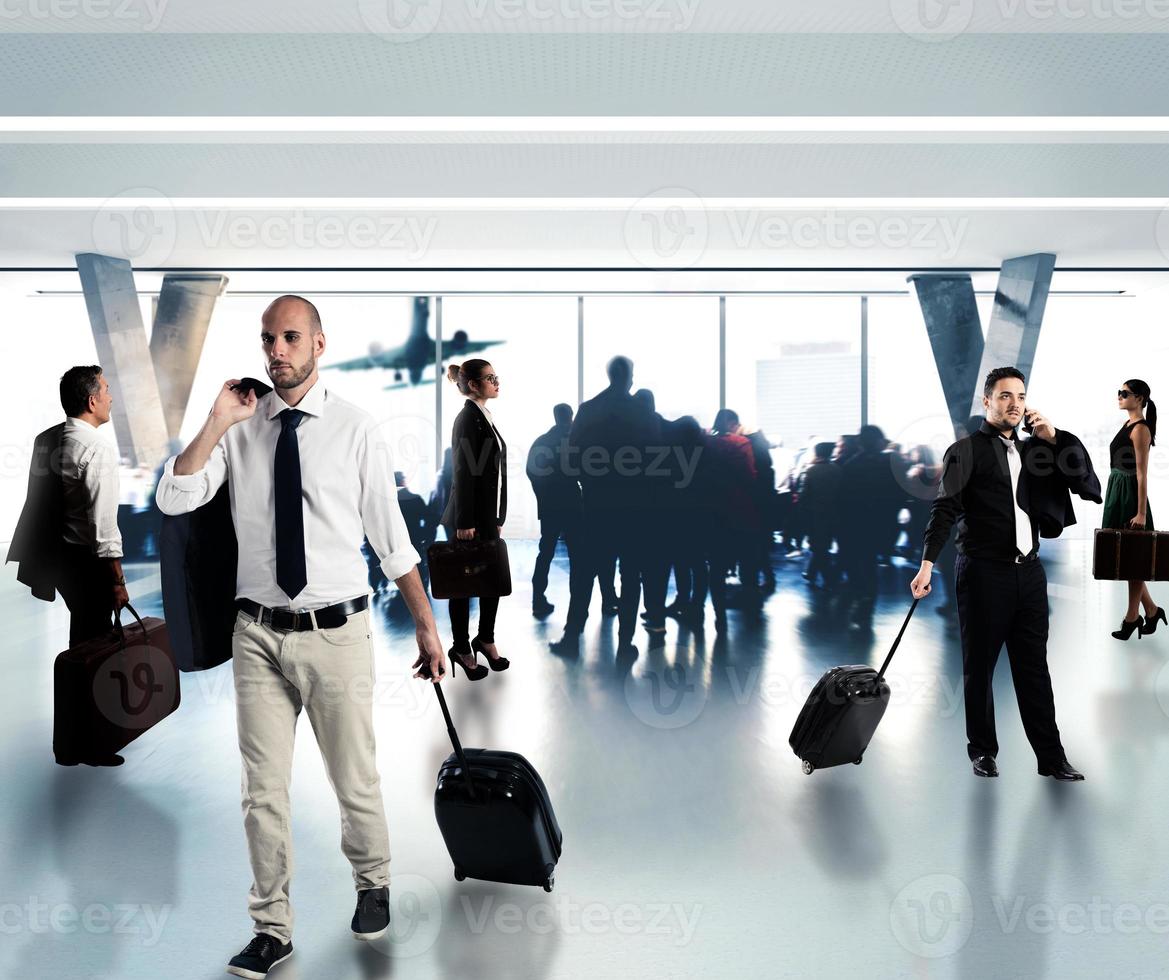 occupé hommes d'affaires dans le aéroport photo