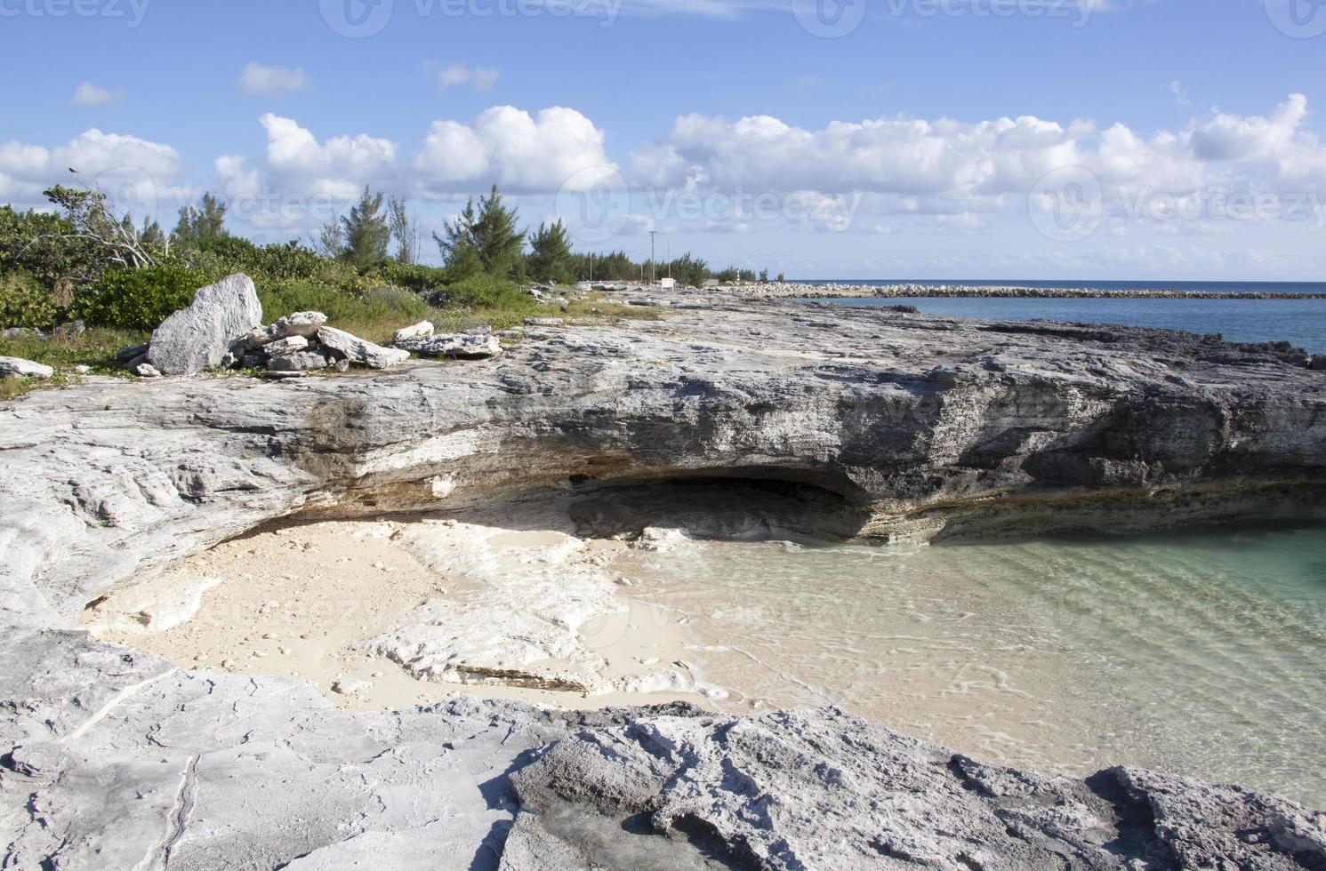 grandiose Bahama île érodé littoral et une petit plage photo