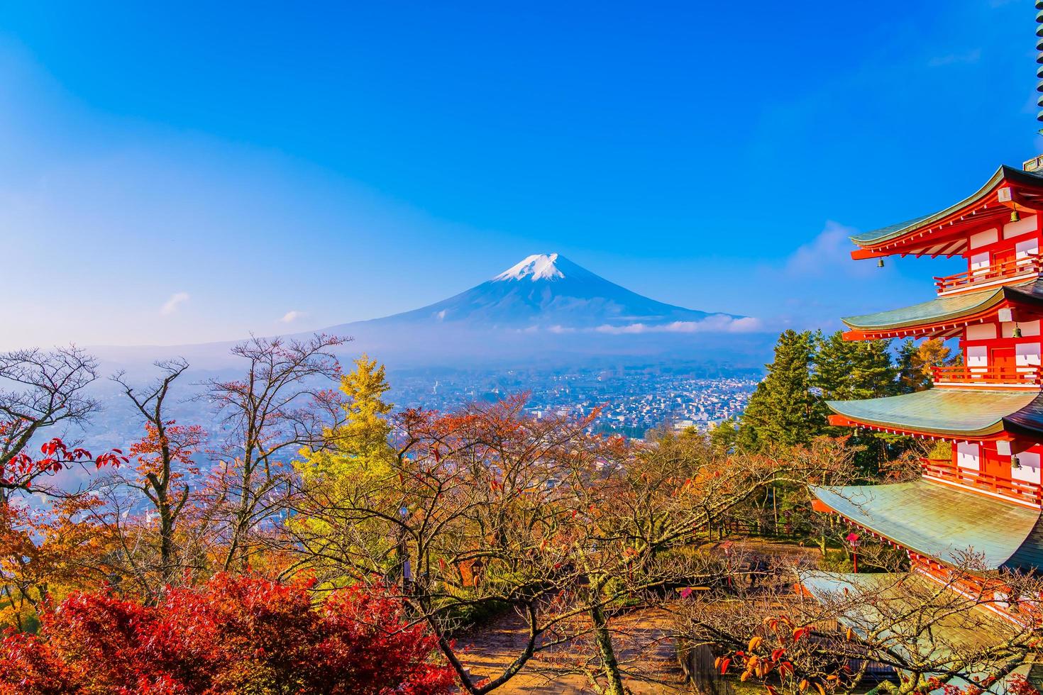 mt. fuji avec pagode chureito au japon photo