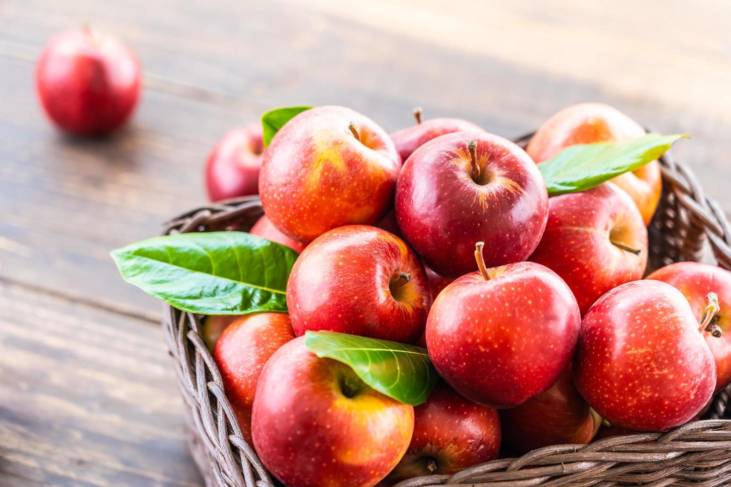 pommes rouges dans le panier photo